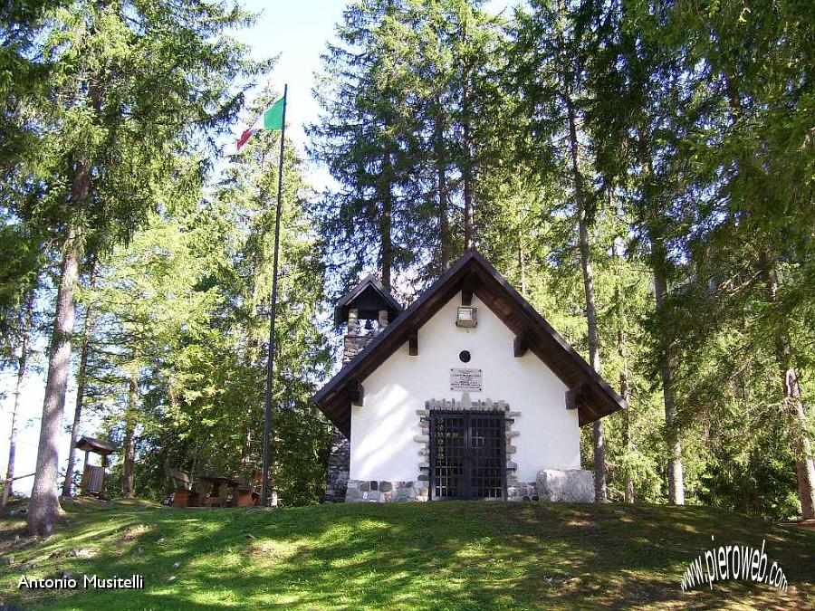 31 Cappella degli alpini a Rocca Pietore.jpg